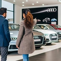 ディーラーでアウディを選ぶ女性の後ろ姿
