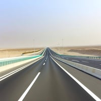 高速道路、真っすぐな道路
