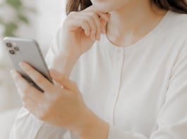 スマートフォンでクルマについて相談する女性